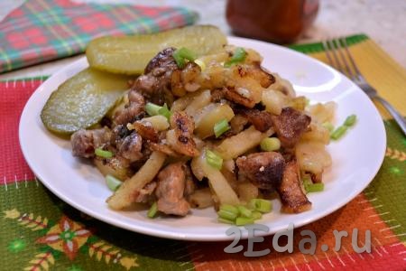 Картошка, жареная с мясом и грибами