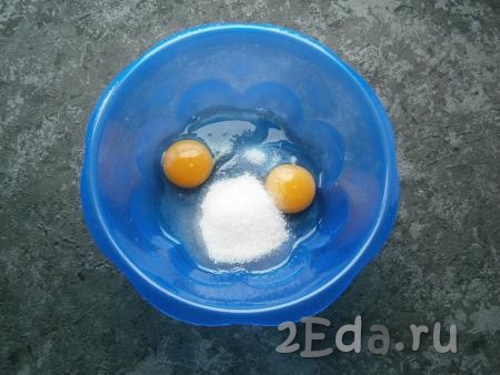 Разбить яйца в миску, всыпать сахар, соль и ванильный сахар.
