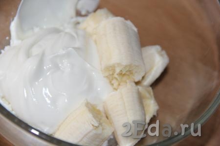 Бананы очистить, поломать на кусочки и добавить в миску к творогу и сметане. Всыпать сахар (я не использовала сахар, так как готовила десерт для ребенка).
