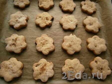 Выпекать творожно-песочное печенье в разогретой до 180 градусов духовке 20-25 минут.