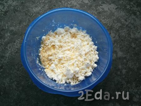 Погружным блендером взбить масло с яйцами и сахаром до однородности, затем добавить творог.