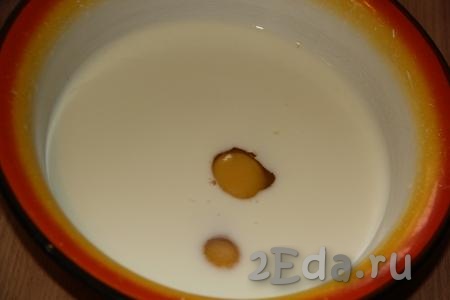 Приготовим тесто для блинов, для этого нужно соединить молоко и воду, добавить яйца, соль и сахар.