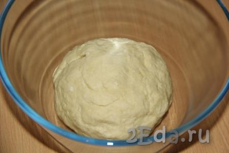 Замесить нежное тесто и оставить его в миске, смазанной растительным маслом, в тепле, примерно, на 1,5-2 часа (за это время тесто хорошо поднимется и в несколько раз увеличится в объёме).