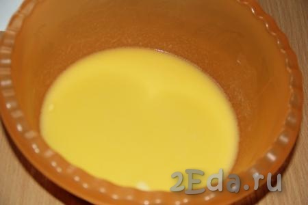 Залить масло крутым кипятком. Масло должно полностью раствориться в воде.