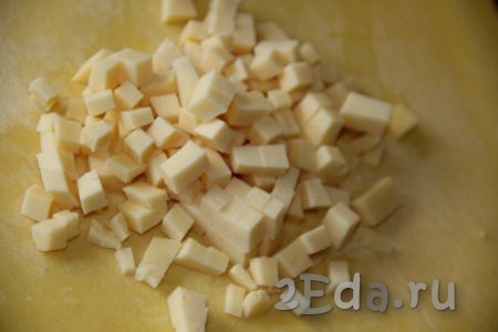Сыр нарезать на кубики такого же размера, как нарезали свеклу и огурцы.