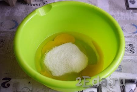Яйца вбиваем в глубокую миску, добавляем соль и сахар.