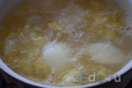 После закипания уменьшаем огонь, солим бульон и варим до готовности картошки (примерно, 12-15 минут). Время варки зависти от сорта картофеля и величины нарезки.