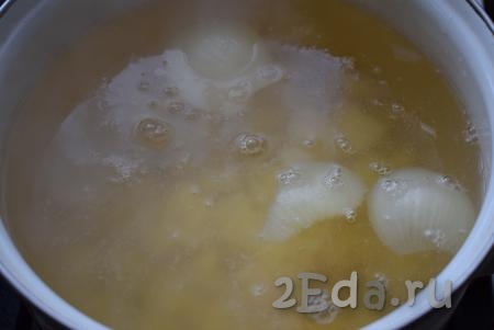 Когда вода с луком и лавровым листом проварится 5-7 минут, выкладываем в кастрюлю с бульоном картофель.