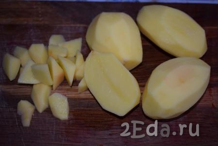 Пока варится бульон, очистим картофель. Картофель можно нарезать на кусочки произвольного размера. Я три картофелины режу крупными дольками.