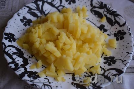 Картофель сварить в мундире до полной готовности, охладить, очистить, нарезать мелкими кубиками и выложить его в миску.