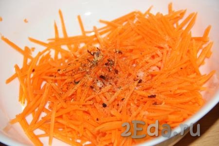 Очистить морковь и лук. Морковку натереть на тёрке для моркови по-корейски, посолить, поперчить (вместо чёрного молотого перца можно добавить любую приправку), перемешать и оставить на 10 минут.