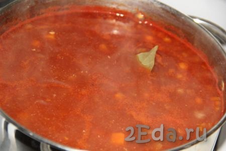 Варить куриный суп 5 минут, затем добавить лавровый лист, посолить, выключить огонь и дать настояться минут 10-15 под крышкой.