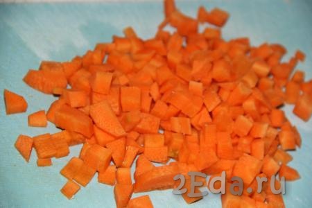 Нарезать морковку на небольшие кубики.