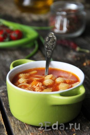 Вот такой яркий, ароматный и очень вкусный куриный суп, приготовленный с томатной пастой и макаронами, получился.