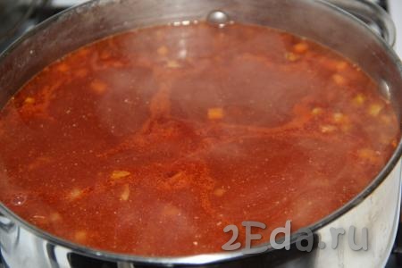 Когда картофель с морковкой будут полностью готовы, выложить лук с томатной пастой в куриный суп, перемешать.