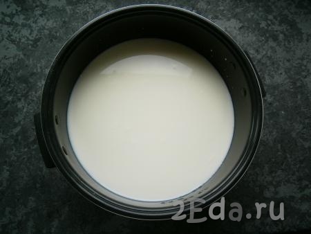 Молоко налить в чашу мультиварки, добавить соль, перемешать.