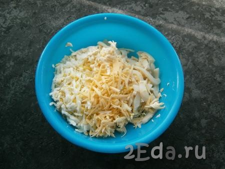 На крупной терке натереть полутвердый сыр, вареные яйца и плавленный сырок. Кальмаров нарезать соломкой и выложить в салат из сыра и яиц.