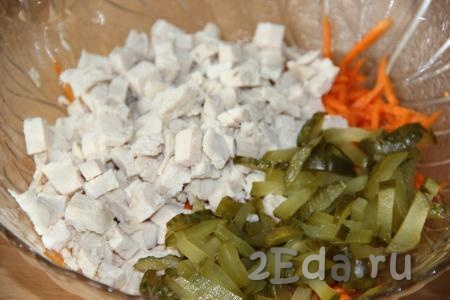 Добавить огурцы в салат из курицы и корейской моркови.