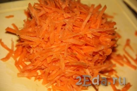 Затем к луку выложить натертую морковь и обжарить в течение 5-7 минут, периодически перемешивая.