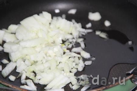 После закипания уменьшить огонь и варить суп до готовности картофеля (минут 15-20). В сковороду выложить мелко нарезанный лук, обжарить его с добавлением растительного масла в течение минут 5  на среднем огне, иногда помешивая.