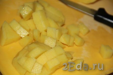 Лук, картошку и морковь очистить. В кастрюлю влить 2,3-2,5 литра воды и довести до кипения. Нарезать картофель на кубики. 
