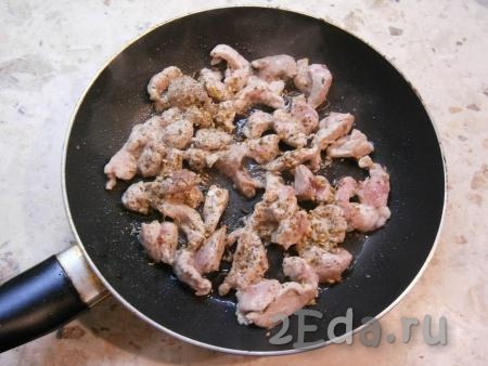 Выложить свинину на разогретую с растительным маслом сковороду, посыпать специями. Обжаривать мясо на среднем огне, помешивая, до изменения цвета.