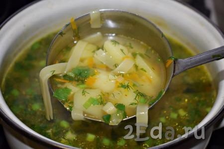 Наш чудесный куриный суп с картофелем и лапшой готов, он получается очень ароматным и вкусным. Подаем его горячим, разлив по тарелкам.