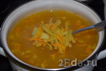 Варим наш суп до готовности лапши (примерно, 10 минут - время варки зависит от сорта макаронных изделий). Пробуем получившийся куриный суп на вкус, если надо, добавляем соль, чёрный молотый перец, приправляем специями по вкусу.