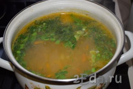 Далее к готовому супу добавляем мелко нарезанную зелень, даем ему закипеть и выключаем огонь.