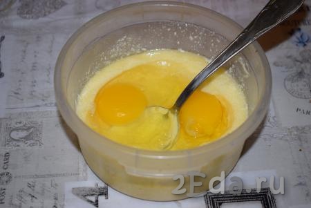 К получившейся масляно-сметанной смеси добавим яйца, перемешаем до однородности при помощи ложки (или венчика).