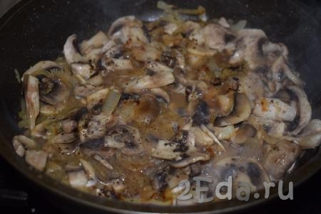 Тушить под крышкой грибы с луком, примерно, 15 минут (до готовности) на слабом огне, периодически перемешивая, посолить и поперчить блюдо по вкусу.