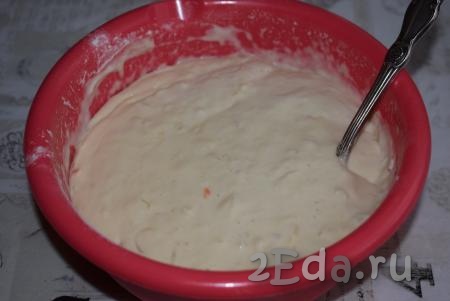 Накрываем тесто с квашеной капустой пленкой и даем ему подойти, примерно, 25-30 минут в теплом месте. Тесто для оладий после расстойки станет более плотным и воздушным.