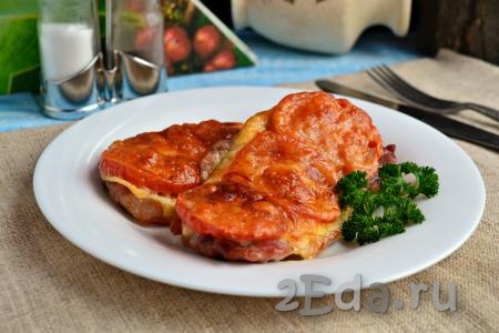 Отбивные из свинины под сыром и помидорами получаются необыкновенно сочными и вкусными, к столу подаём в горячем виде, дополнив гарниром или овощами.