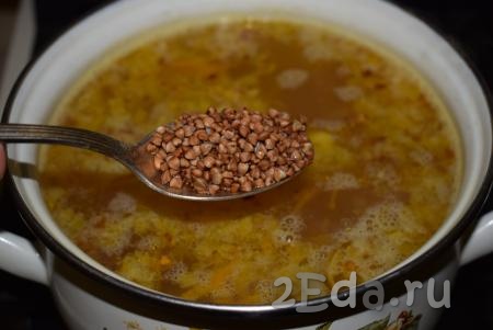 В кипящий постный суп выкладываем гречку и варим до полной готовности крупы (примерно, 12-14 минут). За это время картофель разварится и станет очень мягким и вкусным.