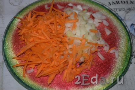 Нарежем лук мелкими кубиками, а морковь натрем на крупной терке.