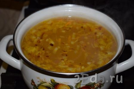 Далее, к практически готовому картофелю, выкладываем лук с морковью со сковороды и доводим суп до кипения.