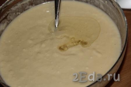 В получившееся тесто влить растительное масло и хорошо перемешать. Творожное тесто получится гуще, чем для обычных блинов.