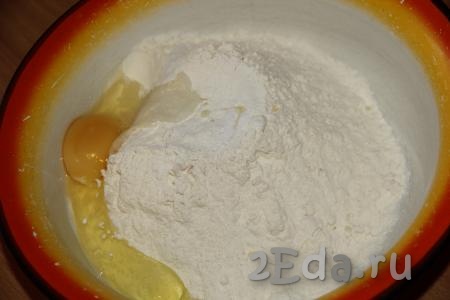 Для начала приготовим тесто, для этого в миску нужно всыпать муку и соль, добавить яйцо.
