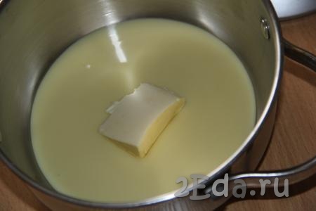 В сотейник влить сгущённое молоко, добавить сливочное масло.
