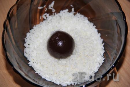 Холодную массу набирать ложкой и формировать круглые конфеты размером с грецкий орех. Выложить бригадейро в кокосовую стружку.