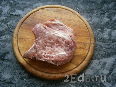 Стейк должен быть комнатной температуры, поэтому перед приготовлением достаньте его из холодильника. Мясо нужно немного отбить молоточком.