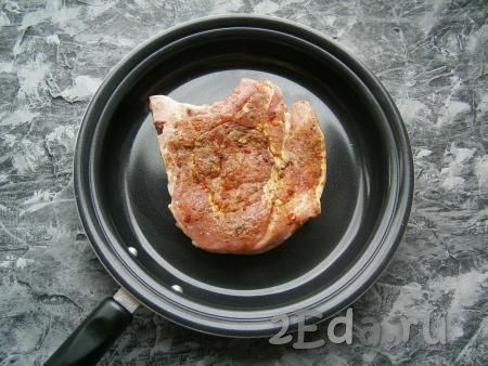 Сковороду хорошо разогреть, выложить свиной стейк на кости на сухую сковороду и обжарить на довольно сильном огне в течение 2 минут.