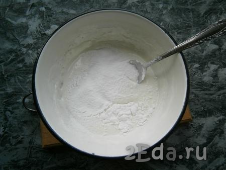 Далее частями в растопленный зефир нужно добавлять просеянную сахарную пудру, каждый раз ее хорошо перемешивая ложкой.