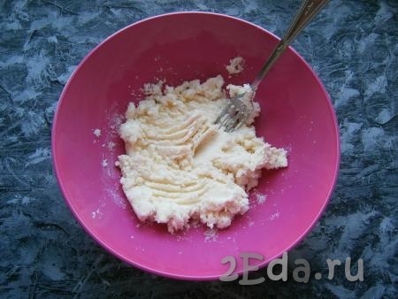Размягченное сливочное масло (или маргарин) тщательно перетереть с щепоткой соли и сахаром.