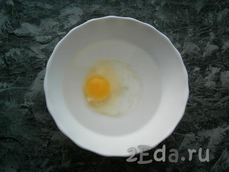 Аккуратно в центр тарелки с кипятком выложить яйцо.