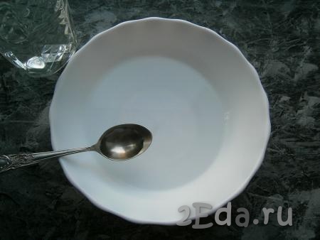 В миску (или глубокую тарелку), предназначенную для СВЧ, налить кипяток, всыпать соль и влить уксус, перемешать.