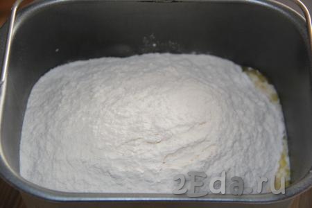 "Ожившие" дрожжи, а затем просеянную муку и соль, тоже добавить в ведёрко.