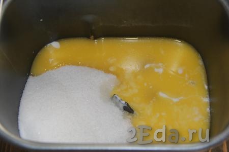 Я замес теста делала в хлебопечке, для этого в ведёрко нужно влить оставшееся молоко, добавить яичные желтки и растопленное тёплое сливочное масло, всыпать сахар и ванильный сахар.