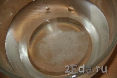 Тёплую воду и растительное масло влить в миску, добавить соль, перемешать.