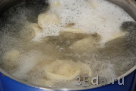Пельмени с начинкой из курицы и сыра варить минут 15 с момента закипания.